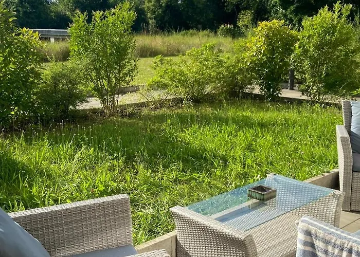 Appartement-rez De Jardin, Parking Prive Et Tram Apartment